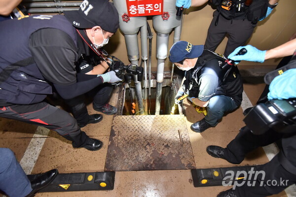 2020년 8월 서울 오피스텔 집수정에서 작업 중이던 직원들과 관리소장이 산소결핍으로 사망했다. 사진은 경찰 등이 사고원인 파악을 위해 집수정을 살피는 모습. [사진제공=서울소방재난본부]